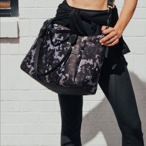 Vooray Alana Camo print neoprene bag